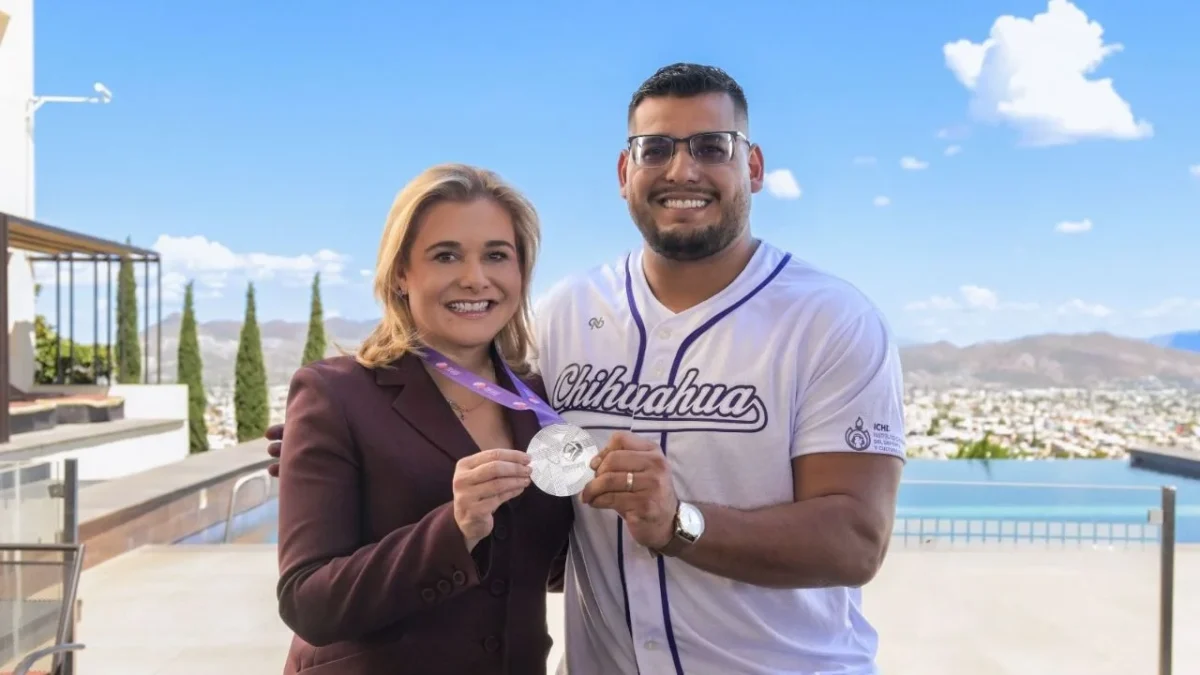 Maru Campos se reunió con Uziel Muñoz, con quien celebró los resultados conseguidos, en el Campeonato Mundial de Atletismo 2025.