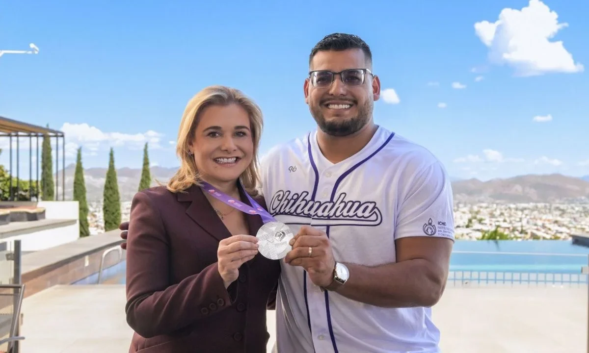 Maru Campos se reunió con Uziel Muñoz, con quien celebró los resultados conseguidos, en el Campeonato Mundial de Atletismo 2025.
