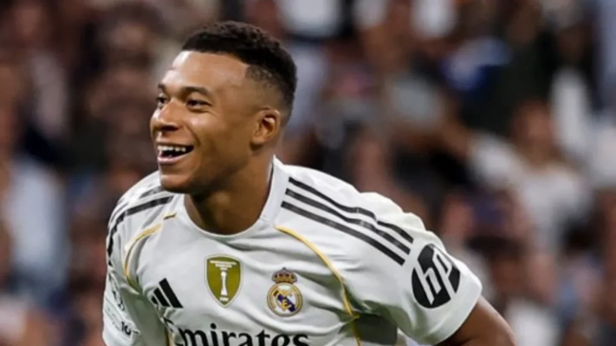 Mbappé celebra uno de sus goles desde el punto penal que le dieron al Real Madrid un triunfo vital en Champions.