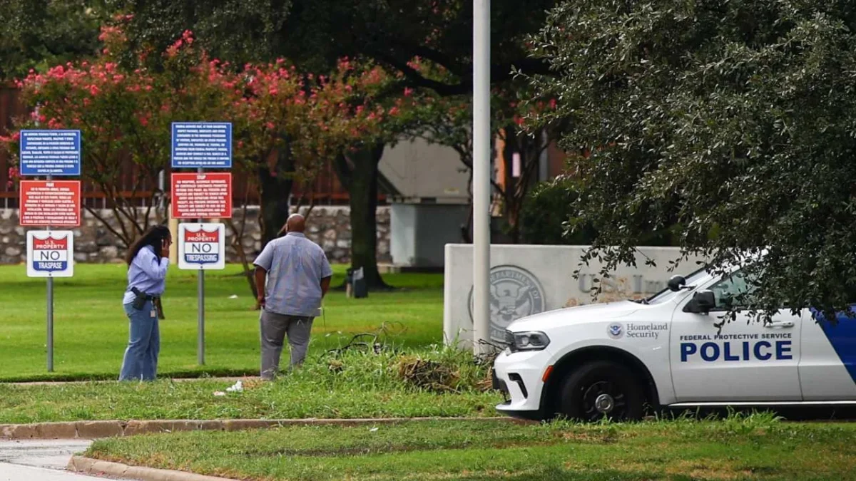 Mexicano sufre heridas durante un ataque mortal contra un centro de ICE en Texas.