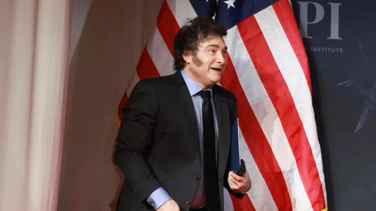 Javier Milei viajó a Nueva York para asegurar respaldo económico en medio de la fuerte depreciación del peso y crecientes reveses políticos.