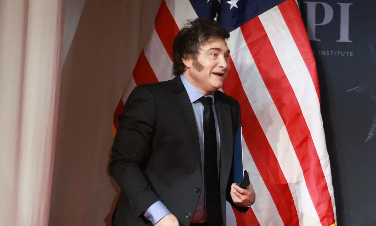 Javier Milei viajó a Nueva York para asegurar respaldo económico en medio de la fuerte depreciación del peso y crecientes reveses políticos.