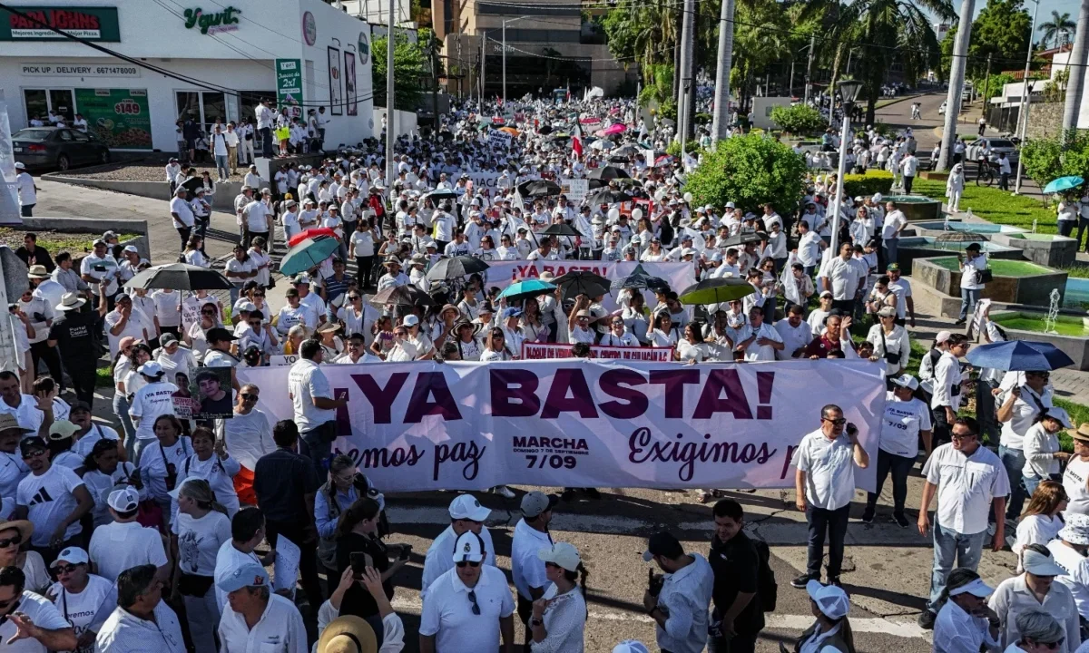Habitantes de Culiacán recorren la avenida Álvaro Obregón vestidos de blanco, exigiendo paz y visibilizando crisis de desaparecidos.