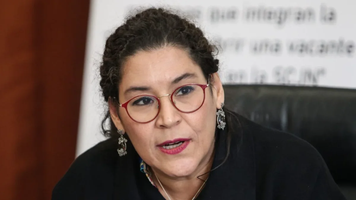 La propuesta, explicó Lenia Batres, es quitar prestaciones como seguros médicos para dejar el sueldo de ministros en un millón 143 mil pesos.