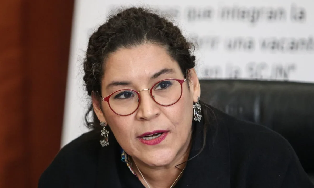 La propuesta, explicó Lenia Batres, es quitar prestaciones como seguros médicos para dejar el sueldo de ministros en un millón 143 mil pesos.