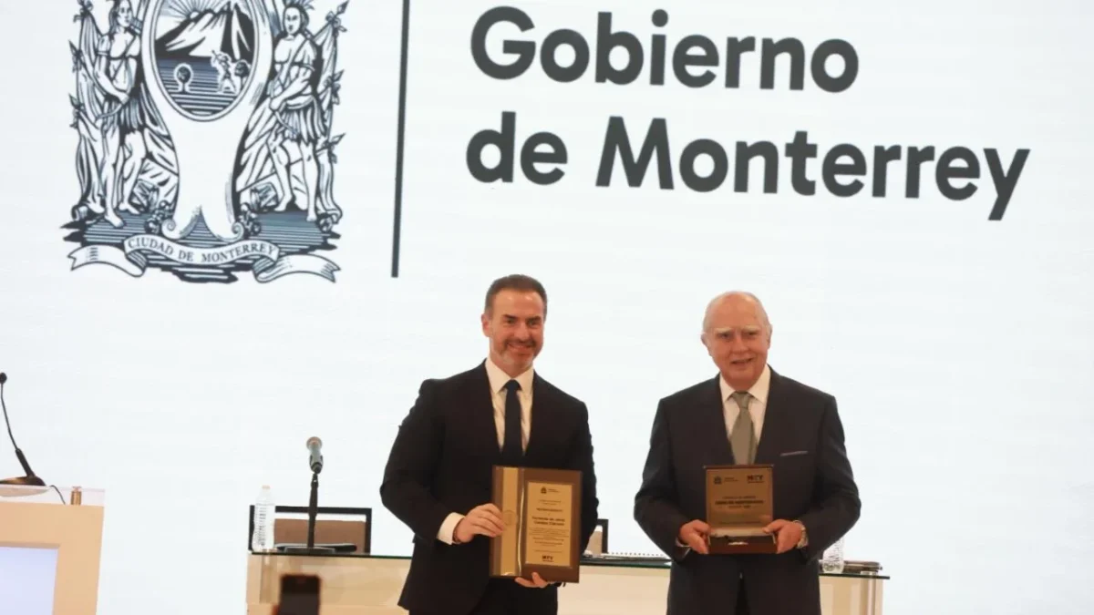 El alcalde Adrián de la Garza entregó a Fernando Canales la Medalla al Mérito 'Diego de Montemayor' en Sesión Solemne de Cabildo.