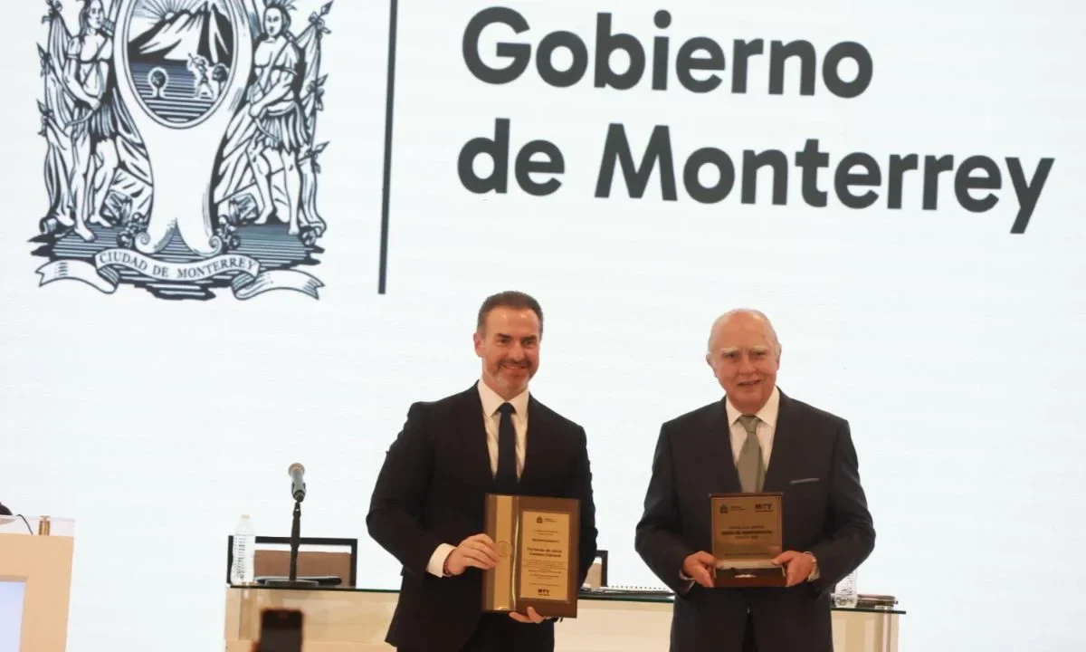 El alcalde Adrián de la Garza entregó a Fernando Canales la Medalla al Mérito 'Diego de Montemayor' en Sesión Solemne de Cabildo.