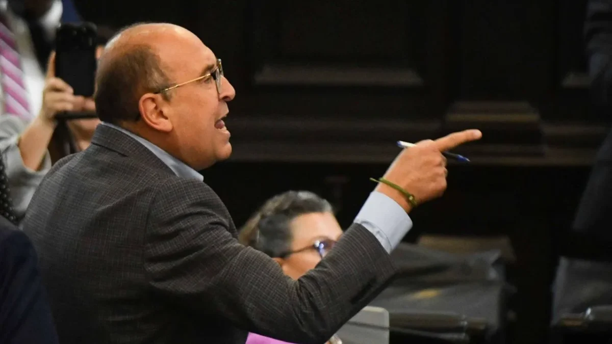 Rubén Moreira exigió que el Presupuesto de Egresos de la Federación 2026 contemple salarios dignos para varios profesionistas.