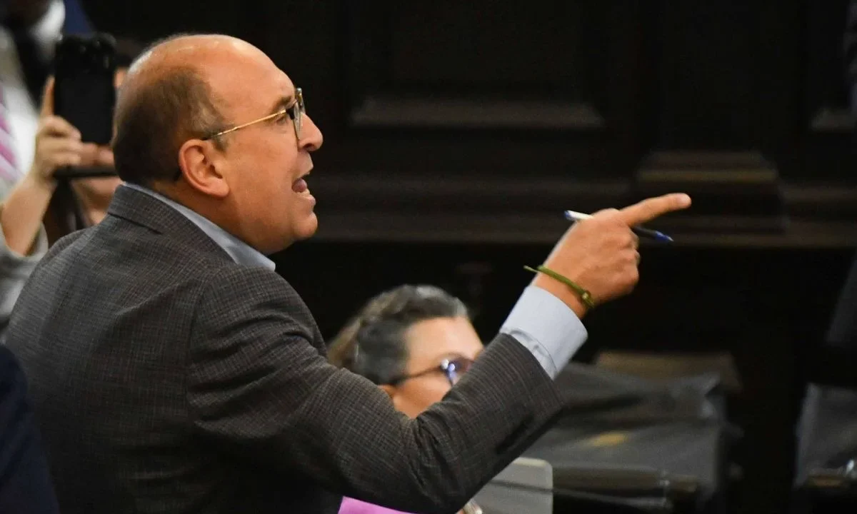 Rubén Moreira exigió que el Presupuesto de Egresos de la Federación 2026 contemple salarios dignos para varios profesionistas.