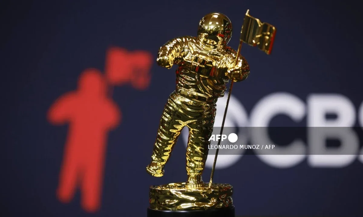 Jack Osbourne, Yungblud y Steven Tyler rinden homenaje a Ozzy Osbourne durante la ceremonia de los MTV VMAs 2025.