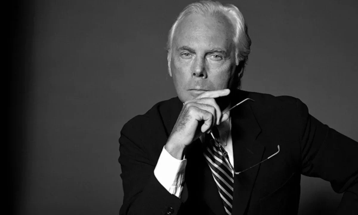 Giorgio Armani, ícono de la moda italiana, revolucionó la elegancia contemporánea y marcó generaciones con su estilo inconfundible.