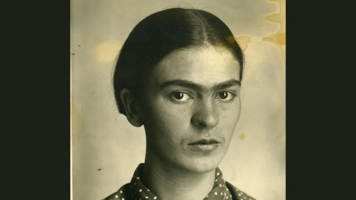 El 17 de septiembre de 1925, Frida Kahlo sufrió un accidente por el que encontró en la pintura un refugio y motor de vida.