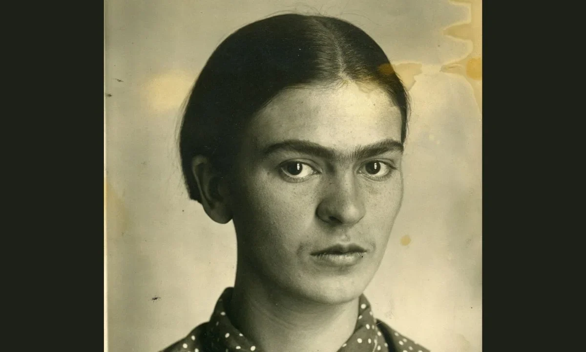 El 17 de septiembre de 1925, Frida Kahlo sufrió un accidente por el que encontró en la pintura un refugio y motor de vida.