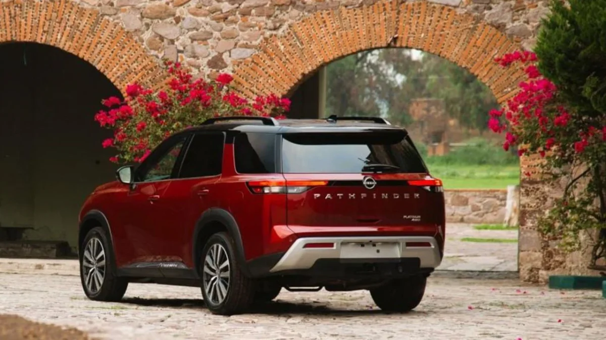 Las actualizaciones del Nissan Pathfinder todo-terreno resaltan por sus atributos exteriores, equipamiento y su propuesta de tren motriz.