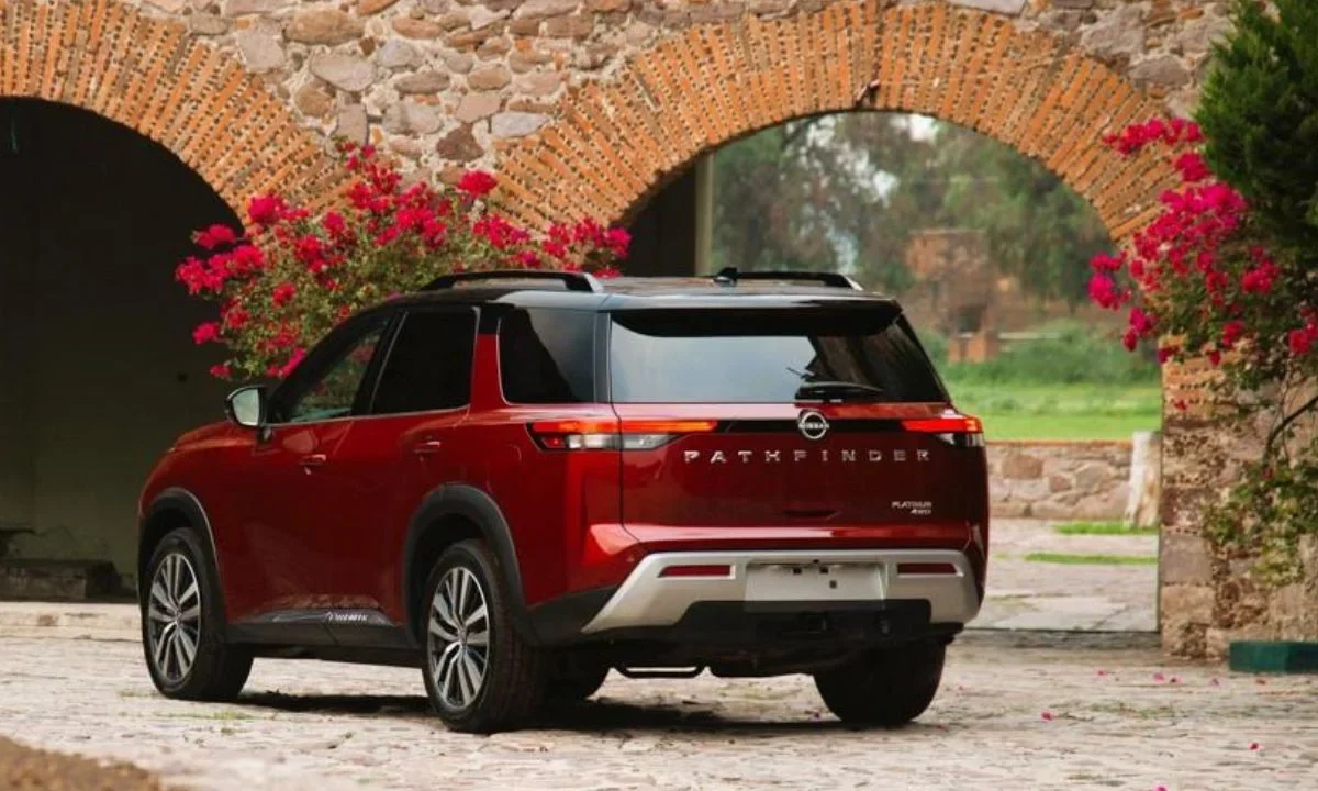 Las actualizaciones del Nissan Pathfinder todo-terreno resaltan por sus atributos exteriores, equipamiento y su propuesta de tren motriz.
