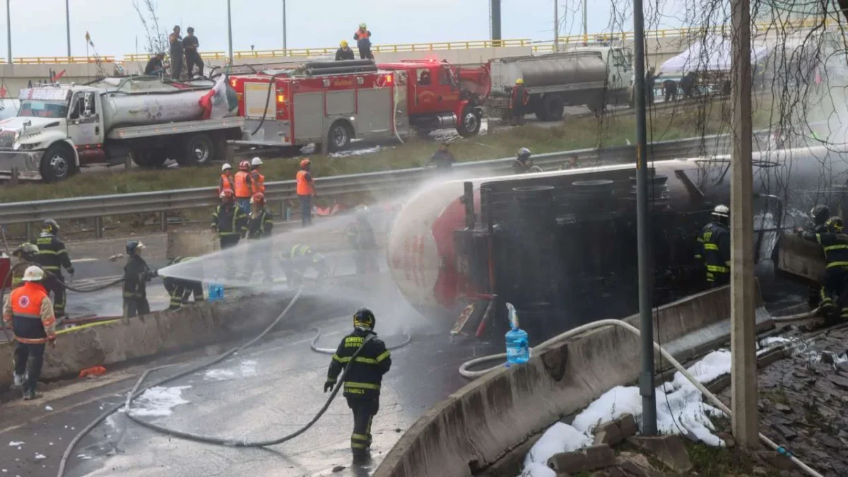 'No se identificó ningún bache y no hubo pavimentación', reveló la Fiscalía CDMX con respecto a la volcadura y, posterior, accidente de la pipa de gas.