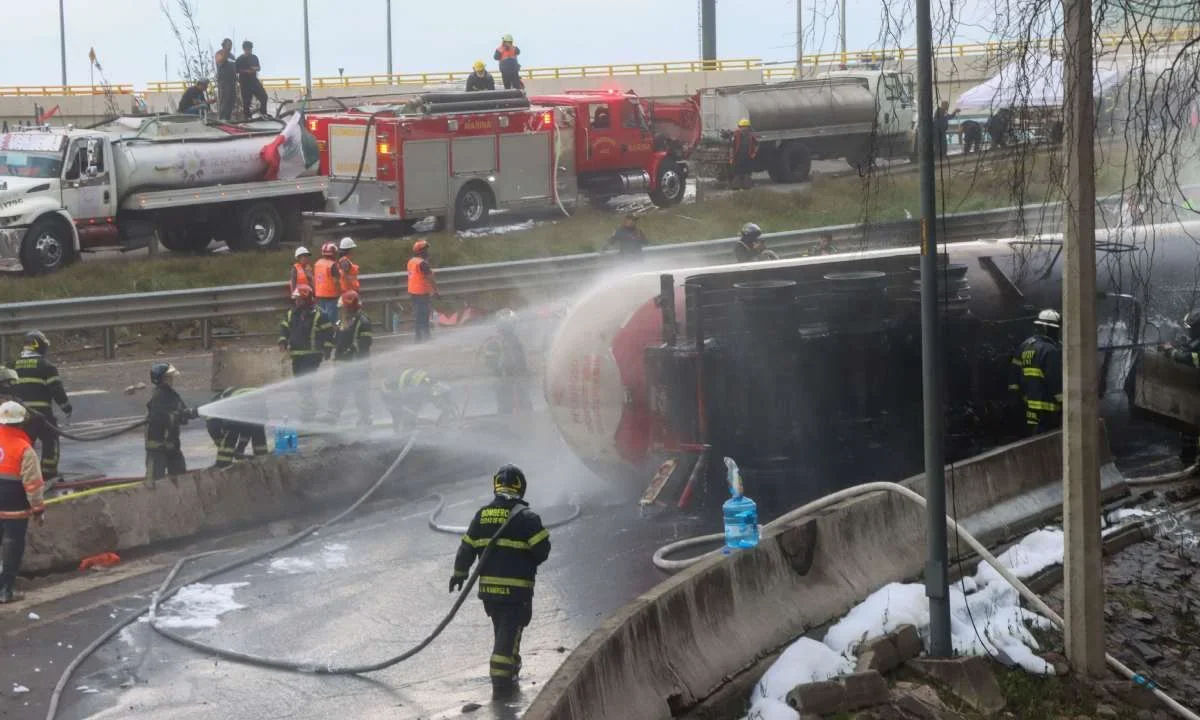 'No se identificó ningún bache y no hubo pavimentación', reveló la Fiscalía CDMX con respecto a la volcadura y, posterior, accidente de la pipa de gas.
