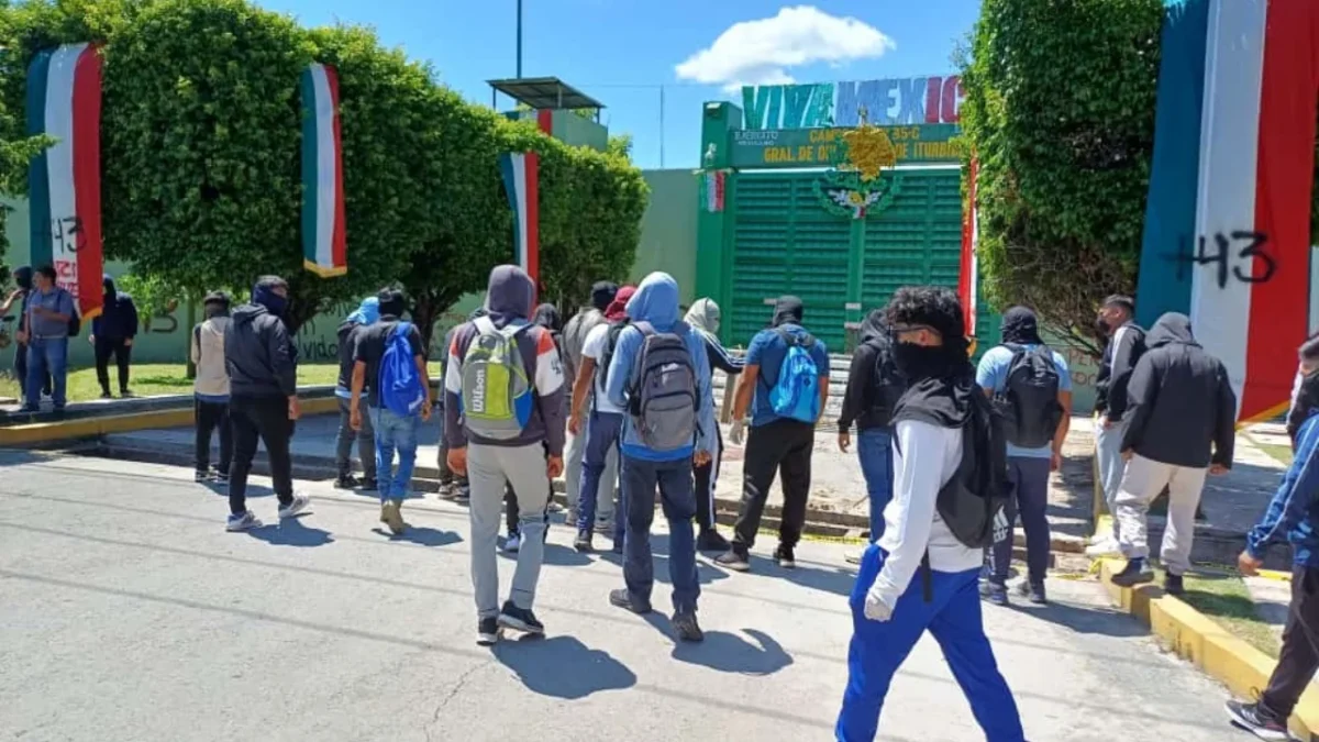 Manifestantes de Ayotzinapa atacaron con petardos instalaciones militares en Iguala durante protestas por el 11 aniversario de los 43.