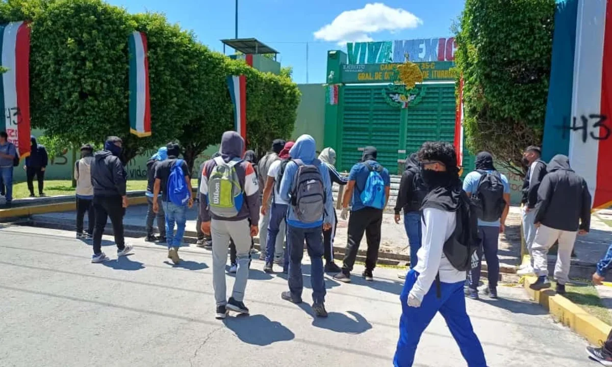 Manifestantes de Ayotzinapa atacaron con petardos instalaciones militares en Iguala durante protestas por el 11 aniversario de los 43.