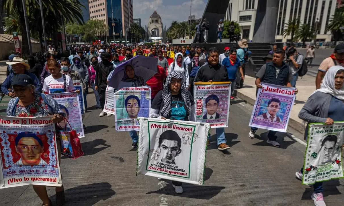 Normalistas de Ayotzinapa protestan en la Secretaría de Relaciones Exteriores (SRE).
