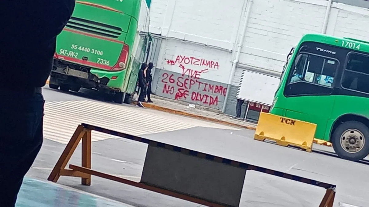 Normalistas realizaron pintas y causaron la pausa de actividades en la Central de Autobuses del Norte por exigir vales de gasolina.