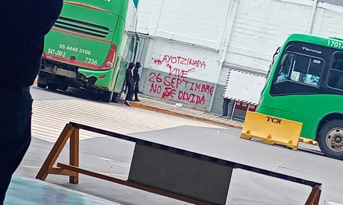 Normalistas realizaron pintas y causaron la pausa de actividades en la Central de Autobuses del Norte por exigir vales de gasolina.