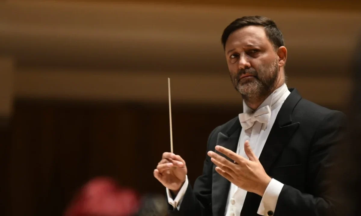 Rodrigo Macías lidera la orquesta en un homenaje al Príncipe de la Canción, José José, con arreglos orquestales y ocho voces en escena.