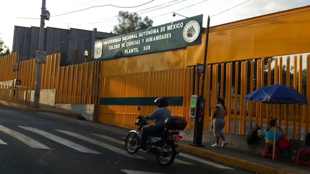 Sheinbaum ofrece apoyo federal a la UNAM tras asesinato en CCH Sur y pide investigación sobre agresor.