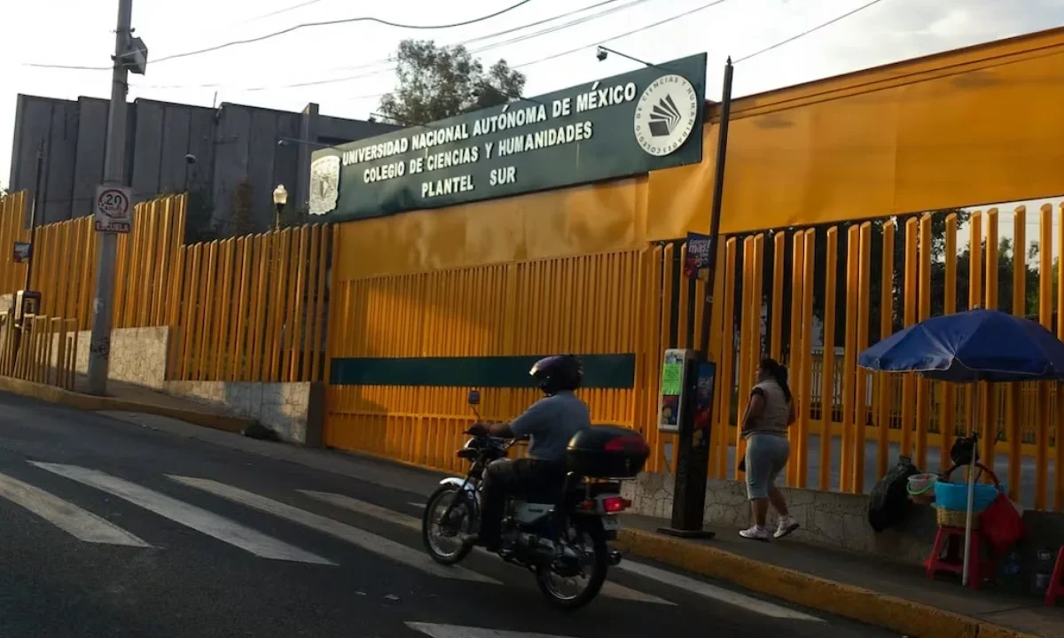 Sheinbaum ofrece apoyo federal a la UNAM tras asesinato en CCH Sur y pide investigación sobre agresor.