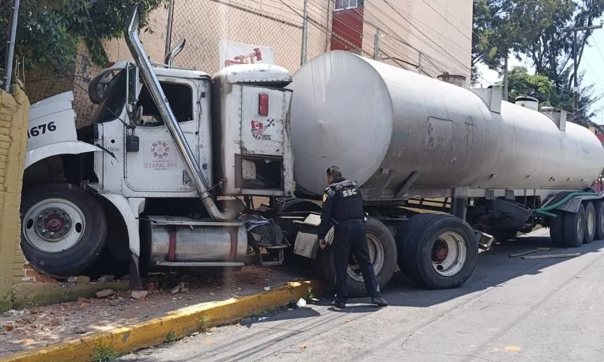 Pipa de agua de Iztapalapa se impacta contra barda de unidad habitacional en la colonia San Juan Xalpa.
