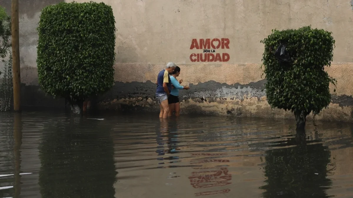 Vecinos de Nezahualcóyotl evacúan sus casas tras intensas lluvias; albergues temporales recibieron a las familias afectadas.