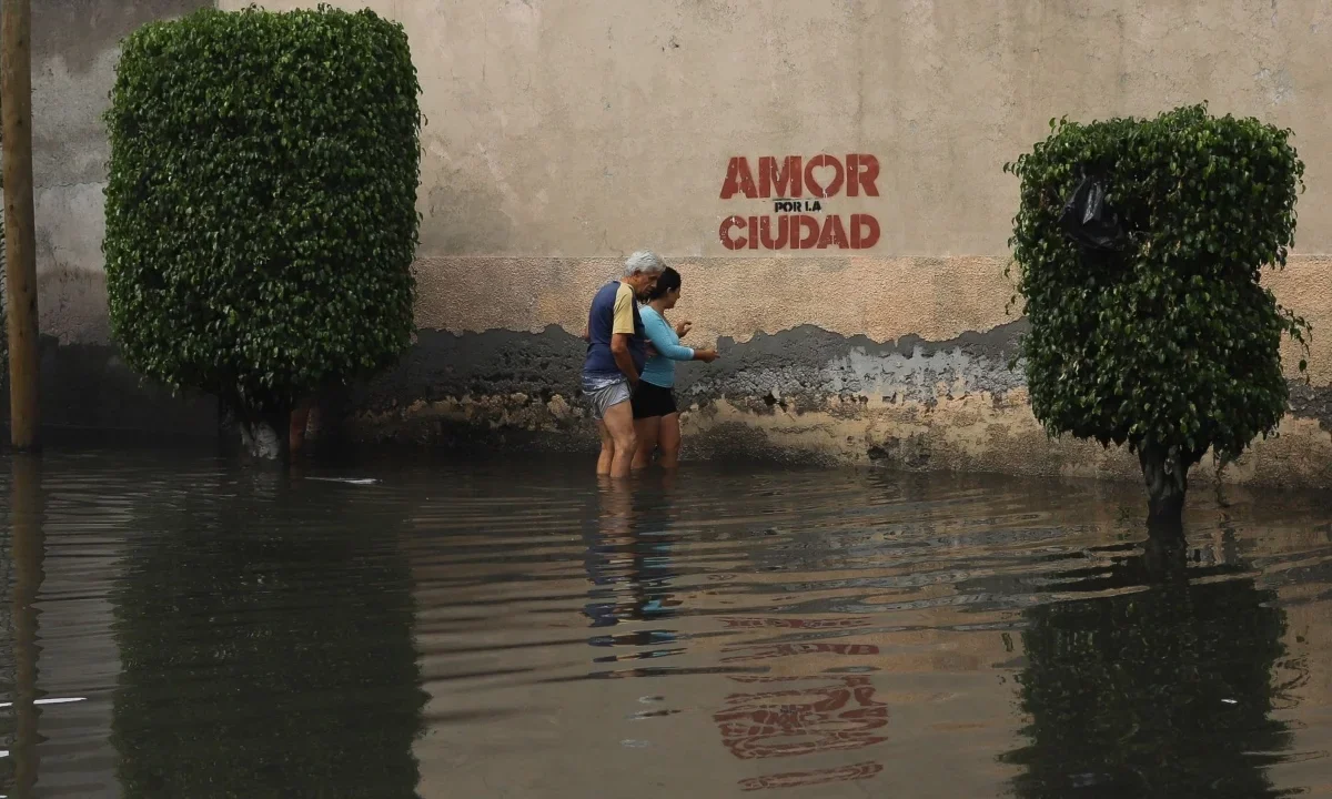 Vecinos de Nezahualcóyotl evacúan sus casas tras intensas lluvias; albergues temporales recibieron a las familias afectadas.