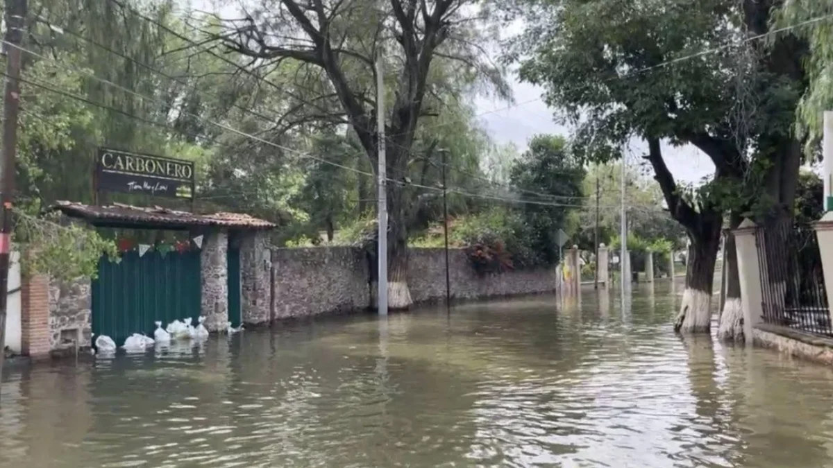 El desbordamiento de la presa Centenario provocó inundaciones en calles y zonas hoteleras de Tequisquiapan, con evacuaciones preventivas en curso.