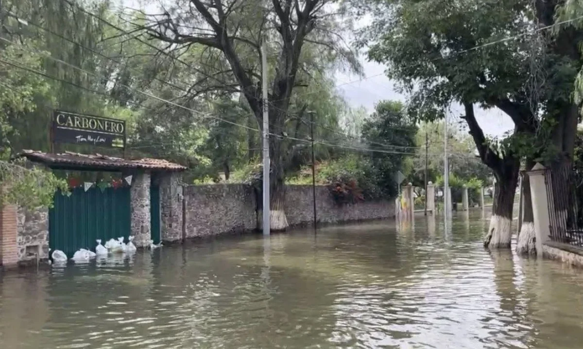El desbordamiento de la presa Centenario provocó inundaciones en calles y zonas hoteleras de Tequisquiapan, con evacuaciones preventivas en curso.
