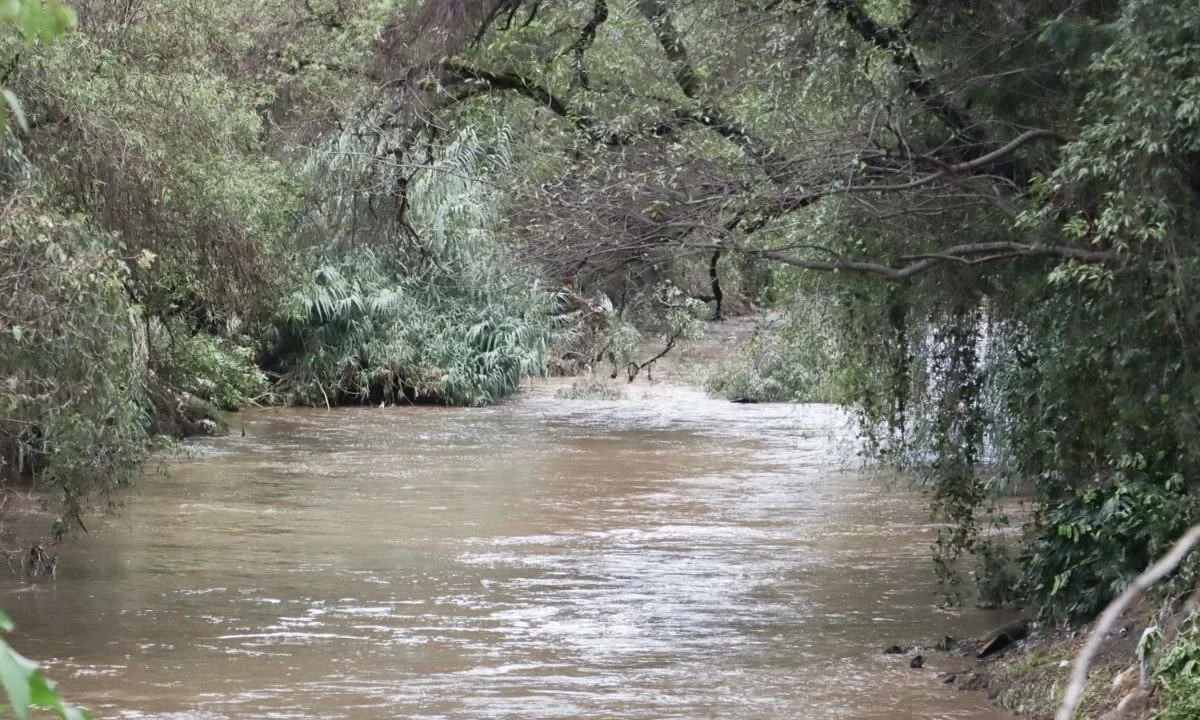 El río Atoyac nace en la sierra, desciende y se interna a Tlaxcala, hasta descargar sus aguas en la presa Valsequillo.
