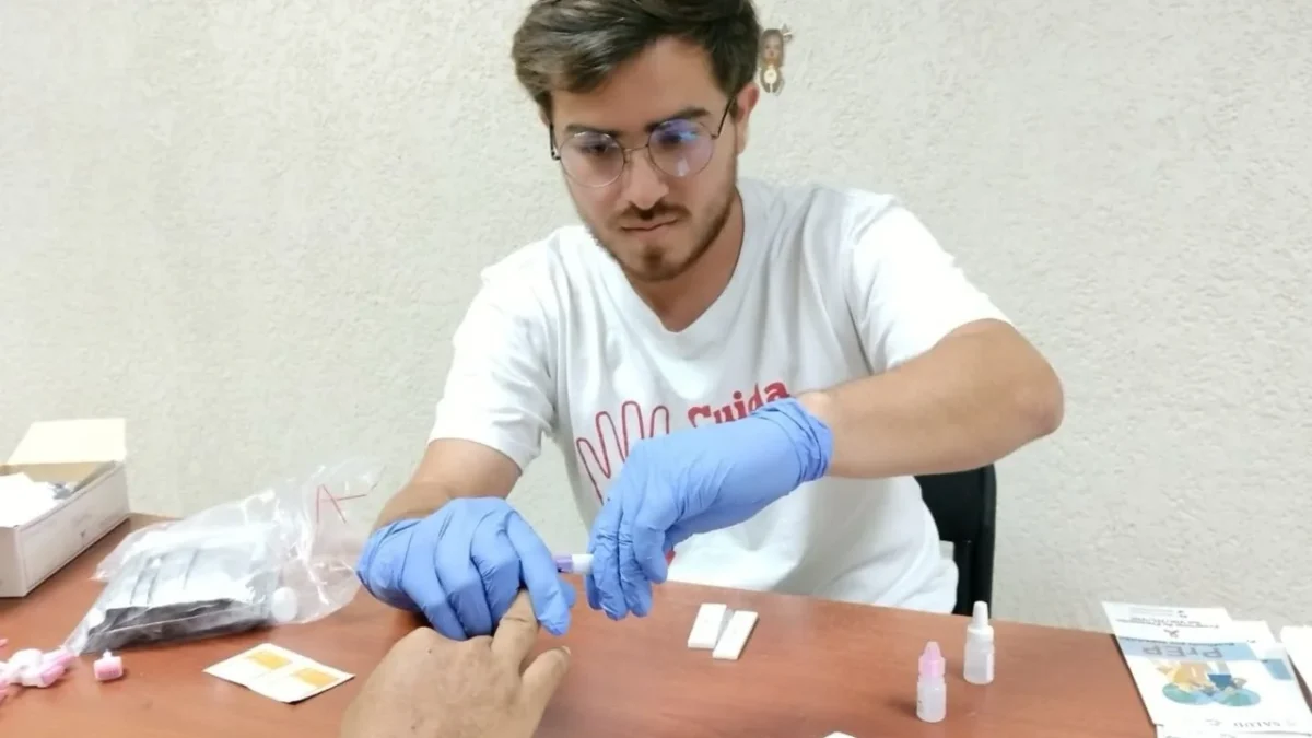 Personal de Salud aplica pruebas rápidas y entrega preservativos en colonias y ferias para prevenir VIH y Hepatitis C.