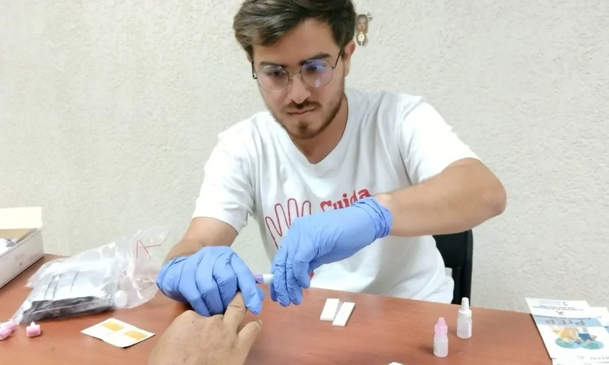 Personal de Salud aplica pruebas rápidas y entrega preservativos en colonias y ferias para prevenir VIH y Hepatitis C.
