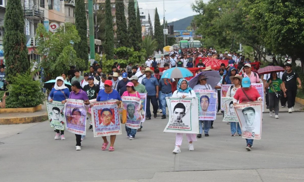 Normalistas de Ayotzinapa marcharon por las calles de Chilpancingo.