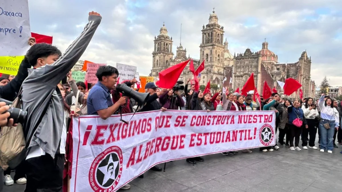 Protestan estudiantes de la FNERRR en el Zócalo