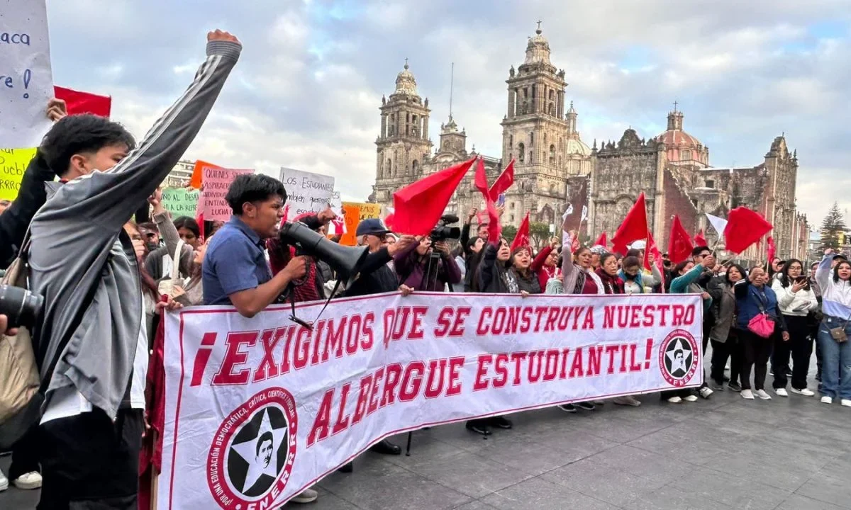 Protestan estudiantes de la FNERRR en el Zócalo