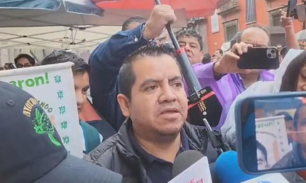 Después de reunirse con Sheinbaum, el abogado de padres de 43 estudiantes de Ayotzinapa afirmó que: 'quedó mucho a deber hoy el gobierno'.