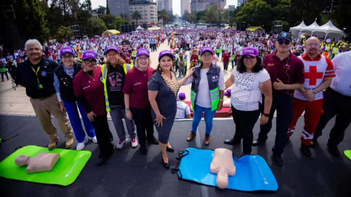Clara Brugada participó en la clase masiva de primeros auxilios en el Monumento a la Revolución.