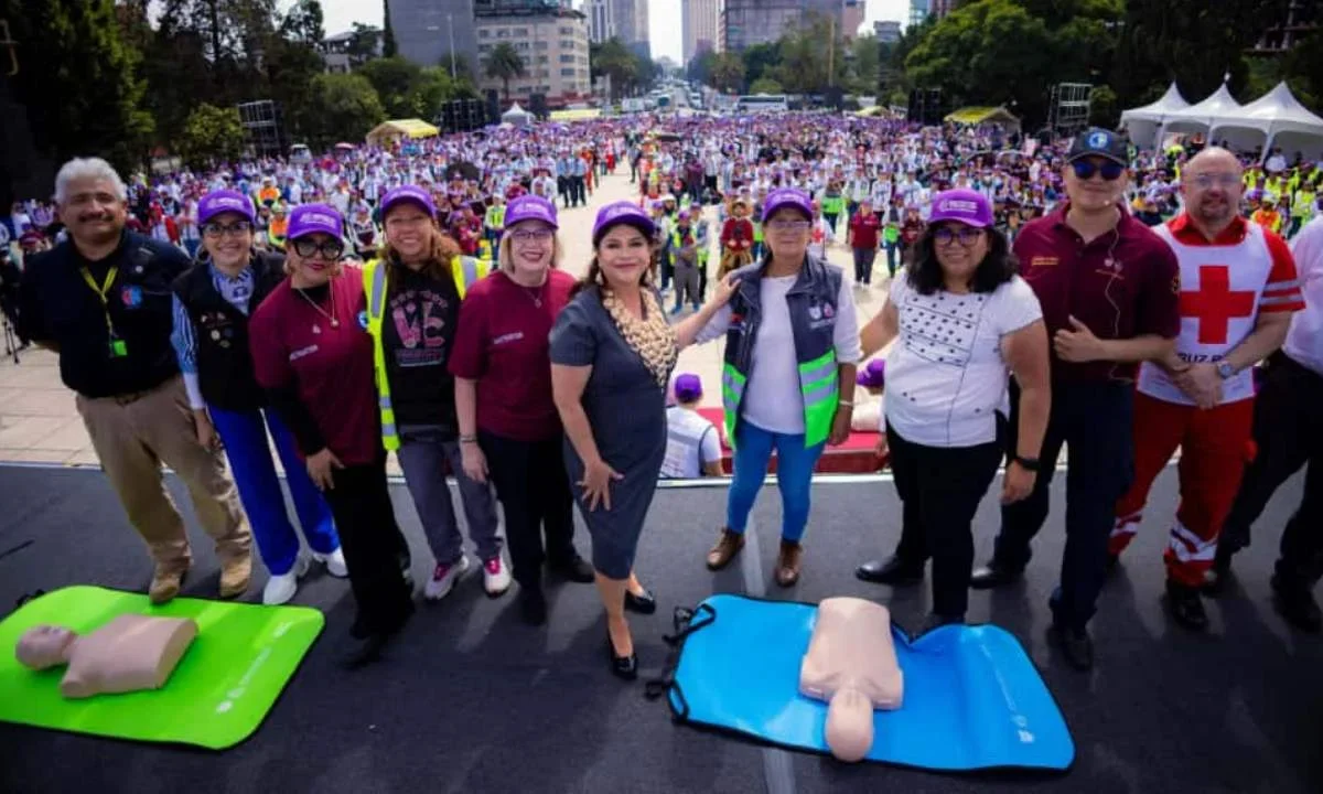 Clara Brugada participó en la clase masiva de primeros auxilios en el Monumento a la Revolución.