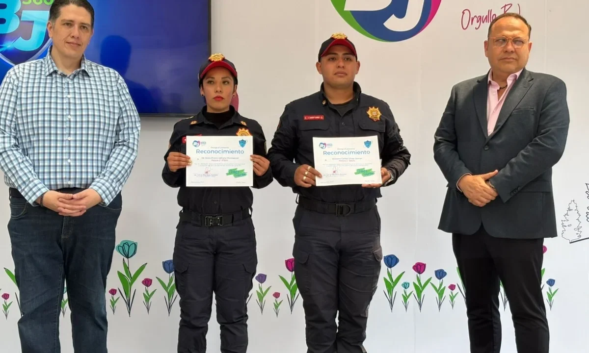 Con orgullo y satisfacción, Montserrat de Jesús Rivera y Ulises Montero recibieron de Luis Mendoza un reconocimiento por auxiliar en un parto.