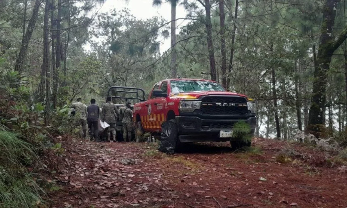 Autoridades investigan el accidente de helicóptero en Jalisco, ocurrido en San Sebastián del Oeste, mientras realizan diligencias en la zona.