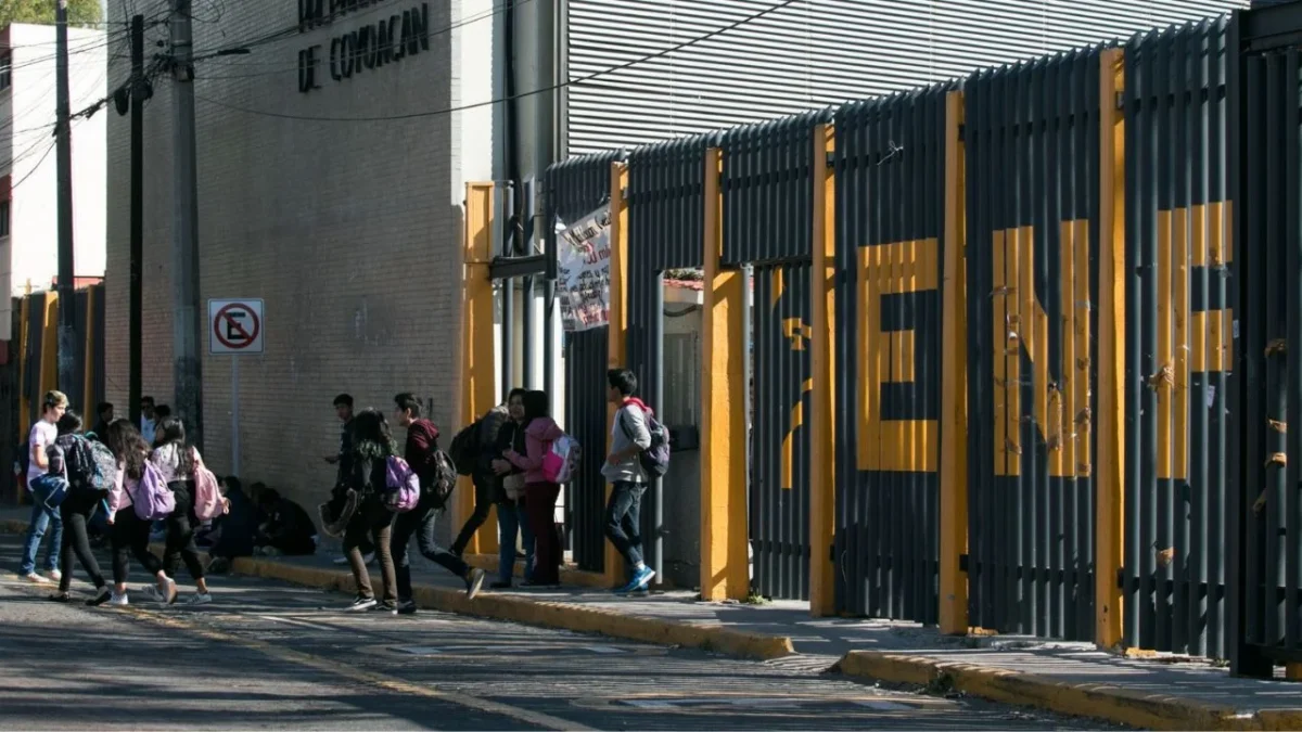 Por presunta amenaza de bomba, desalojan Prepa 6 de la UNAM.