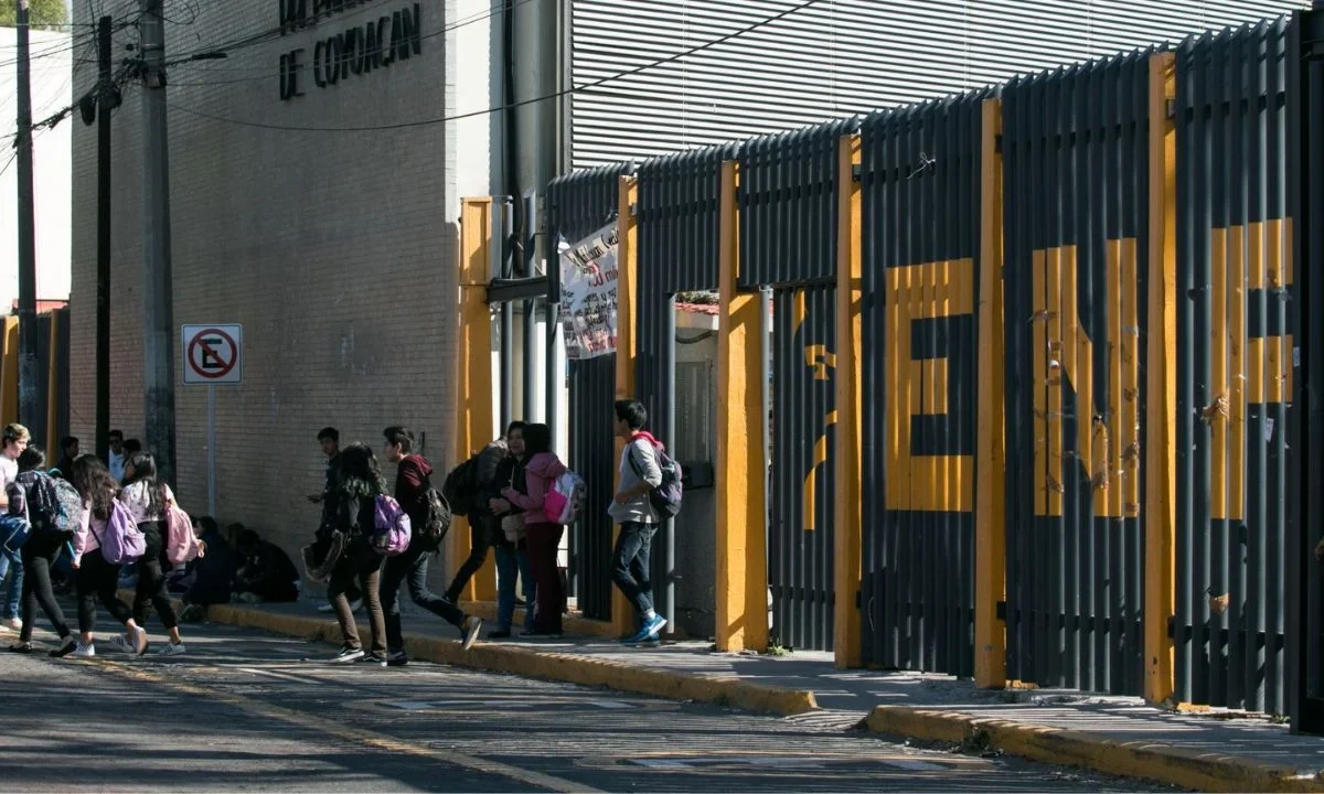 Por presunta amenaza de bomba, desalojan Prepa 6 de la UNAM.
