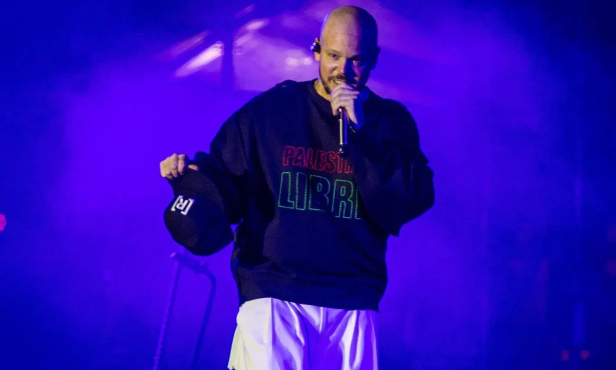 Residente regresó a México en el Zócalo de la CDMX, mientras los primeros acordes de "El baile de los pobres" encendieron a los asistentes.