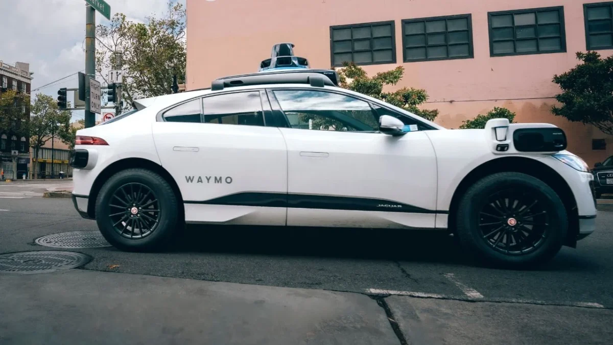 Un Robotaxi, de Waymo, incurre en falta en EU, no se pudo emitir multa por falta de chofer.