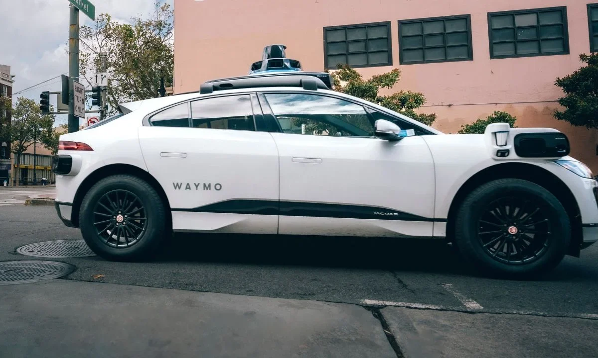 Un Robotaxi, de Waymo, incurre en falta en EU, no se pudo emitir multa por falta de chofer.